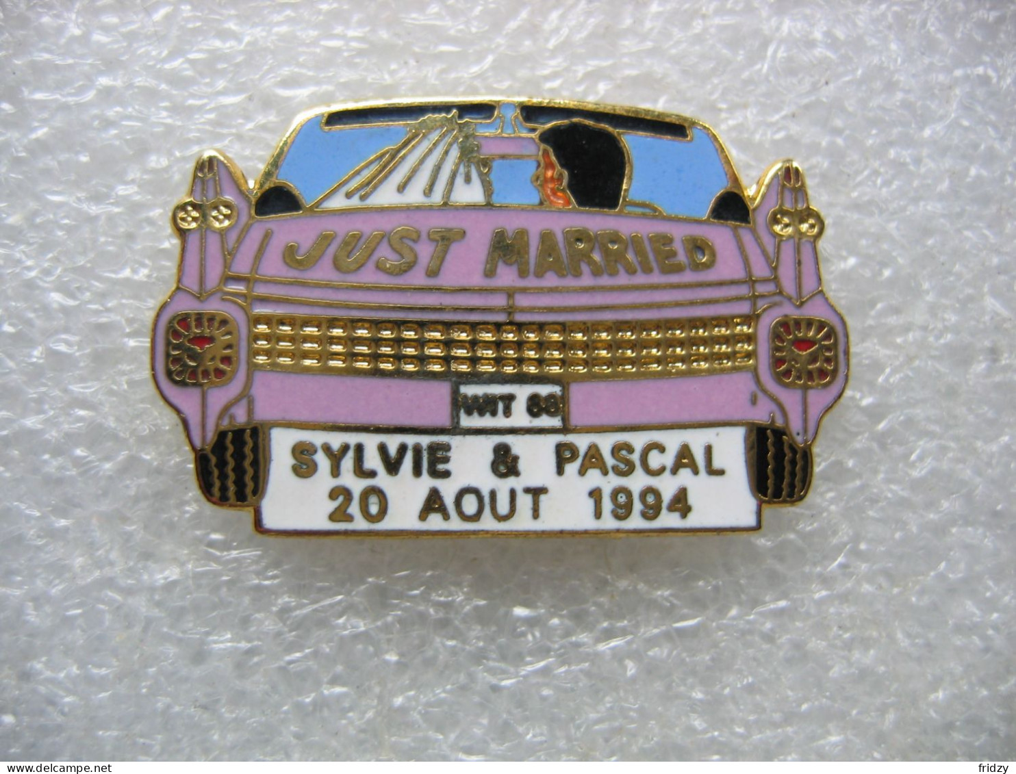 Pin's D'une Cadillac De Couleur Rose Transportant Les Mariés Sylvie Et Pascal Le 20 Aout 1994 - Other & Unclassified