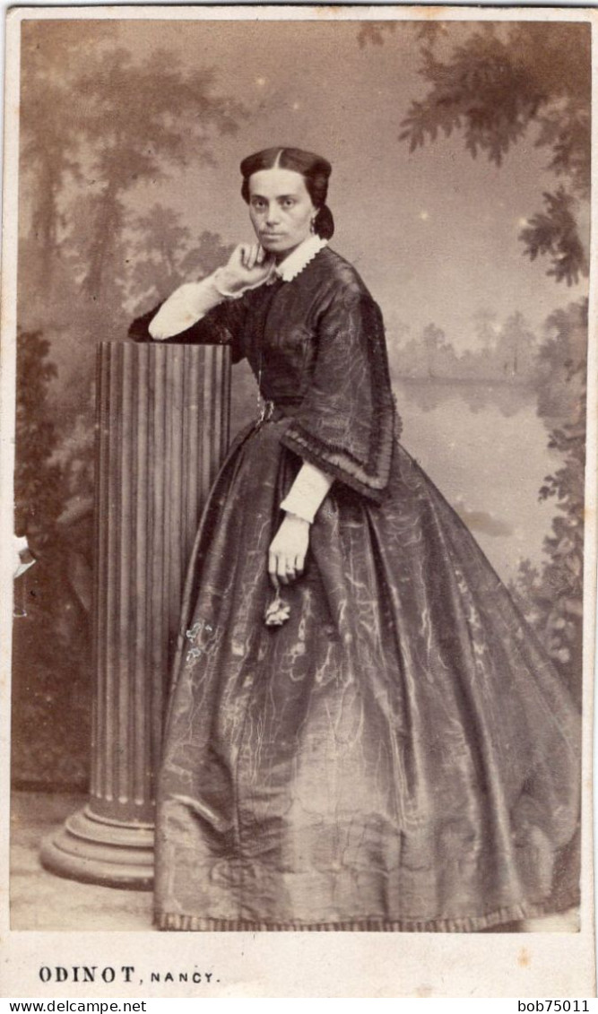 Photo CDV D'une Femme élégante Posant Dans Un Studio Photo A Nancy  Avant 1900 - Old (before 1900)