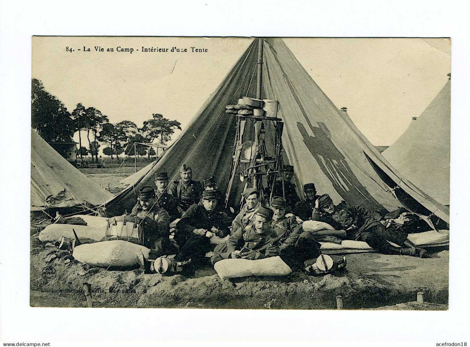 La Vie Au Camp - Intérieur D'une Tente - Manoeuvres