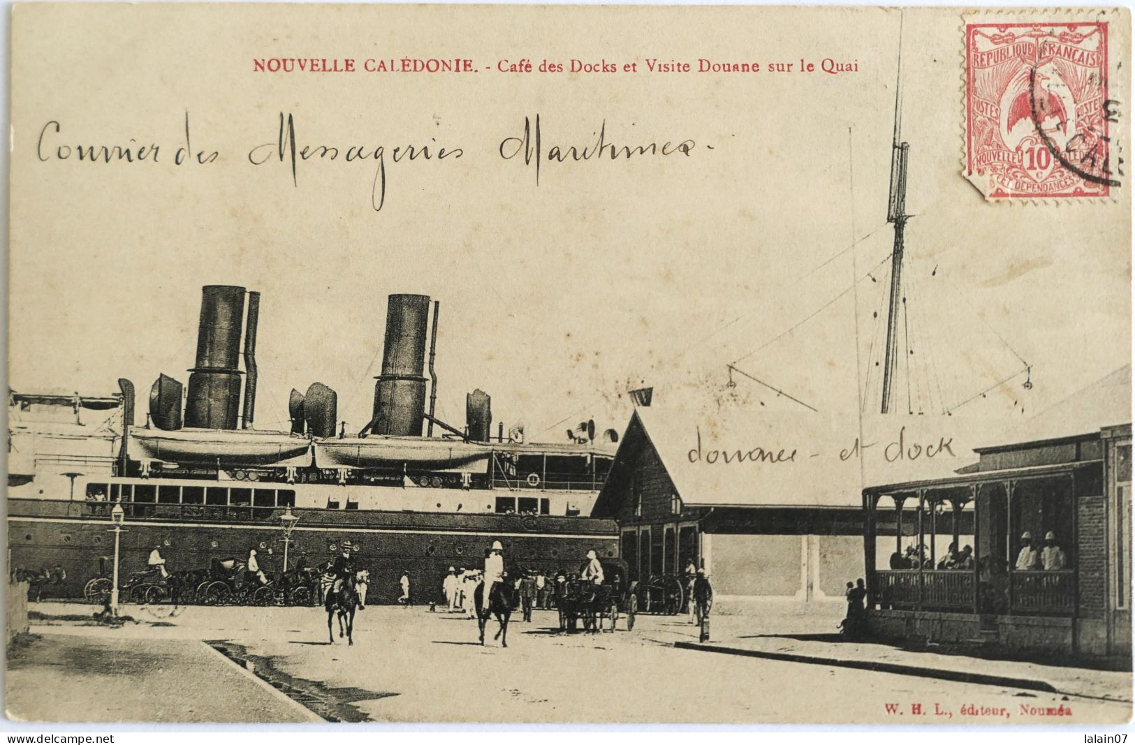 C. P. A. : Nouvelle Calédonie : NOUMEA Café Des Docks Et Visite Douane Sur Le Quai, "Courrier Des Messageries Maritimes - Nuova Caledonia