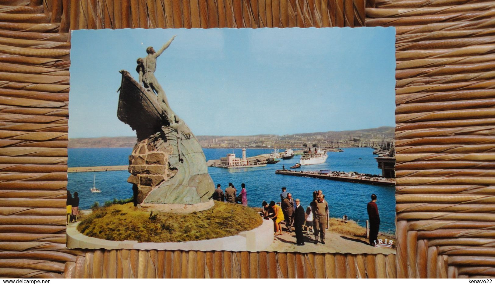 Marseille , Le Monument Aux Morts De La Mer Et L'entrée Du Port Vus Du Pharo - Monuments
