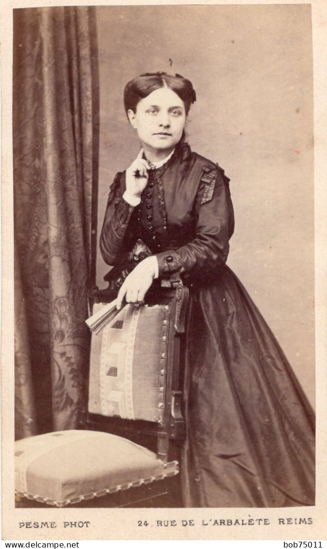 Photo CDV D'une Femme élégante Posant Dans Un Studio Photo A Reims  En 1869 - Alte (vor 1900)