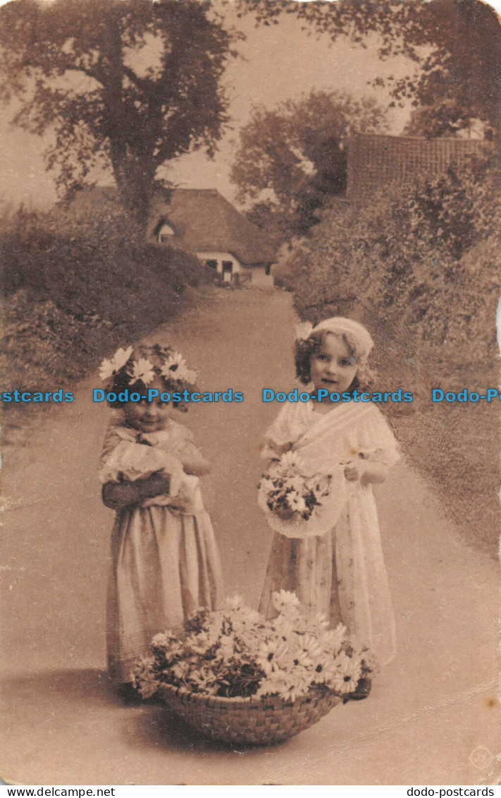 R097684 Old Postcard. Girls With Flowers. Valentine. 1918 - World