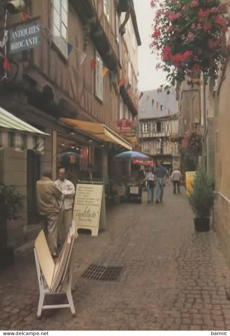 VANNES, LA RUE DES HALLES, COMMERCES COULEUR  REF 16466 - Vannes