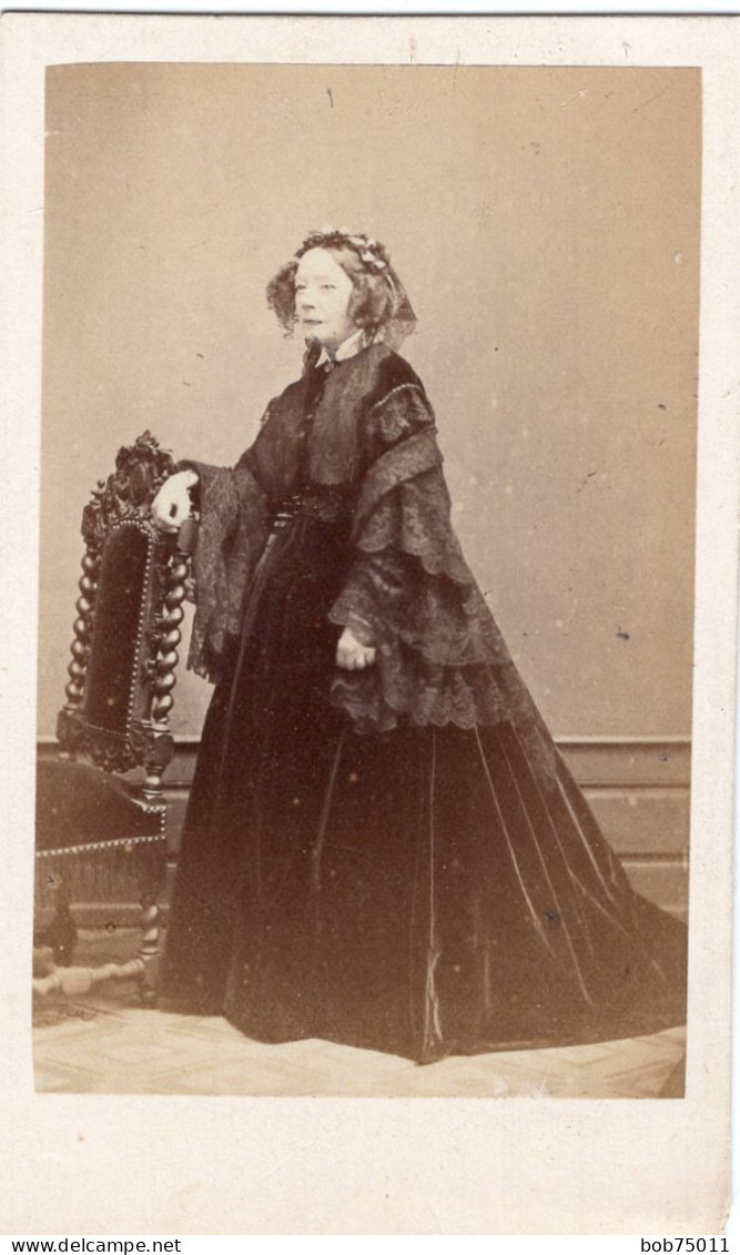 Photo CDV D'une Femme élégante Posant Dans Un Studio Photo A Colmar - Old (before 1900)