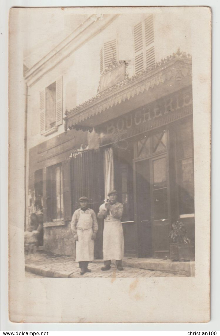 CARTE PHOTO - BOUCHERIE - MAISON ? - UN BOUCHER ET SON APPRENTI - BELLE DEVANTURE HABILLEE DE BOIS -z 3 SCANS Z- - Zu Identifizieren