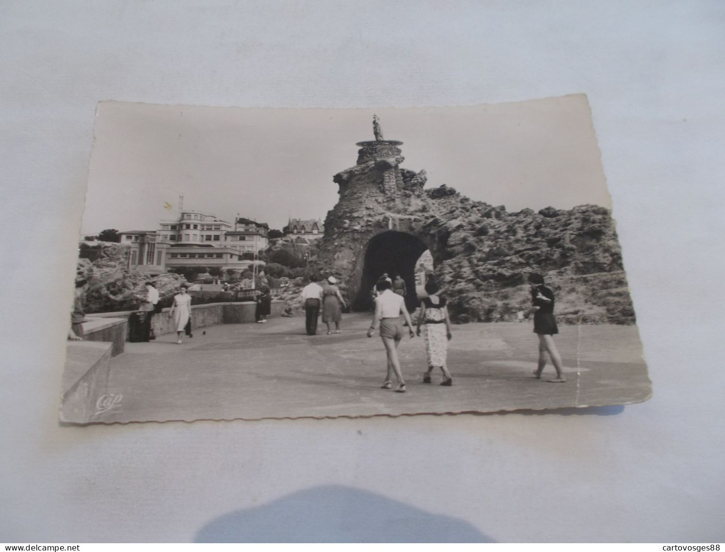 BIARRITZ  ( 64 Pyrenees Atlantiques )  LE ROCHER DE LA VIERGE ET LE MUSEE DE LA MER  ANIMEES GROS PLAN - Biarritz