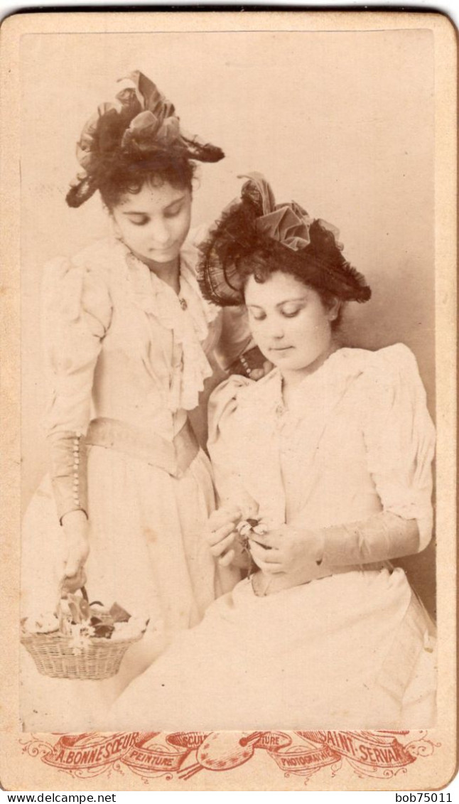 Photo CDV De Deux Jeune Fille élégante Posant Dans Un Studio Photo  A Saint-Servan - Old (before 1900)