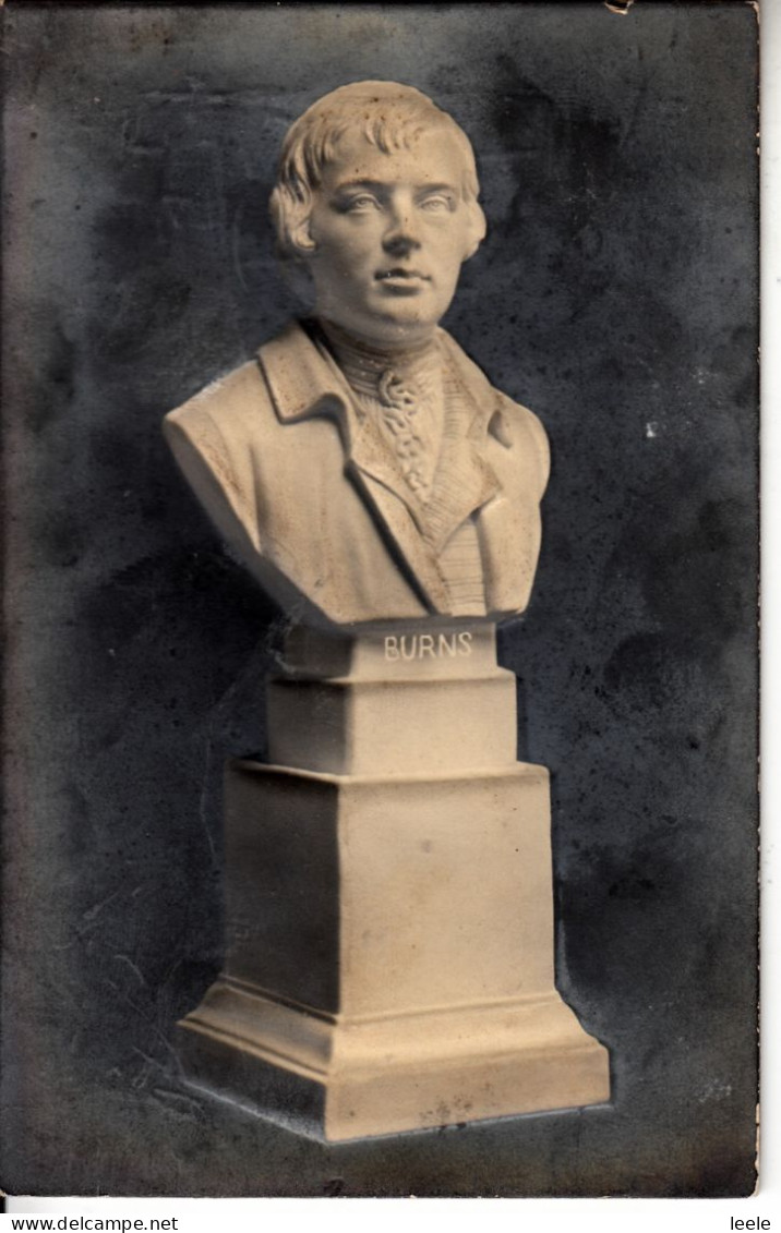 H01.  Vintage Novelty Postcard.  Bas Relief 3D Effect. Statue Of Robert Burns - Ecrivains