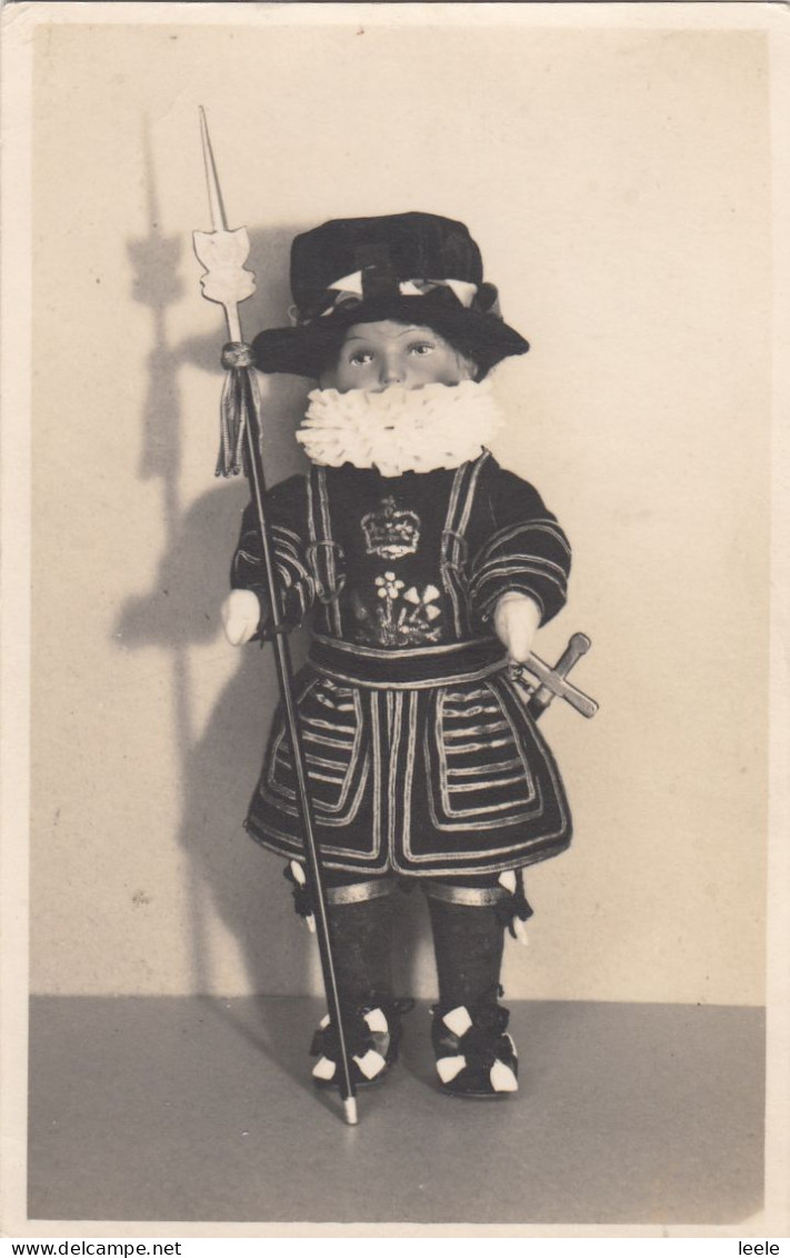 H08.  Vintage Postcard.  Toy. Doll Dressed As A Beefeater Or Yeoman Warder. - Characters