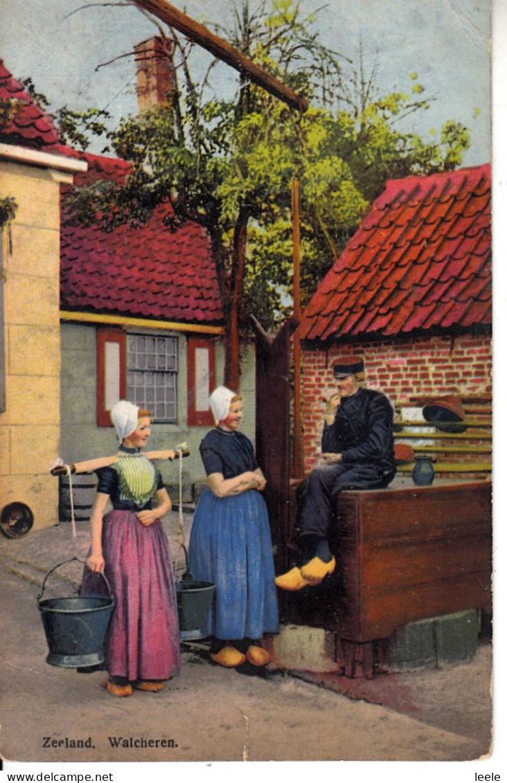 H32. Vintage Postcard.  Dutch Men And Women From Zeeland. Walcherin - Other & Unclassified