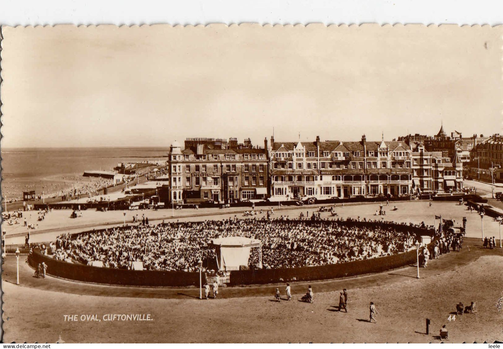 H33.  Collectible Postcard.  The Oval, Cliftonville,  Kent. - Andere & Zonder Classificatie
