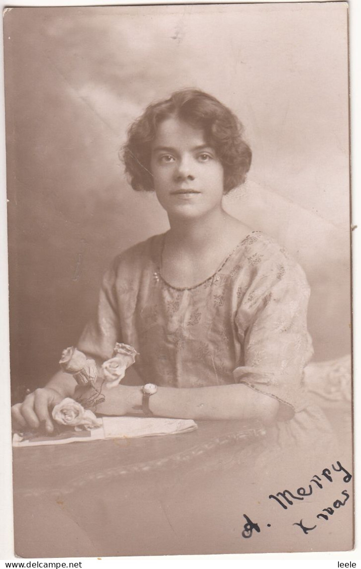 H15. Vintage Postcard. Studio Photograph Of A Lady Named Edie? - Vrouwen