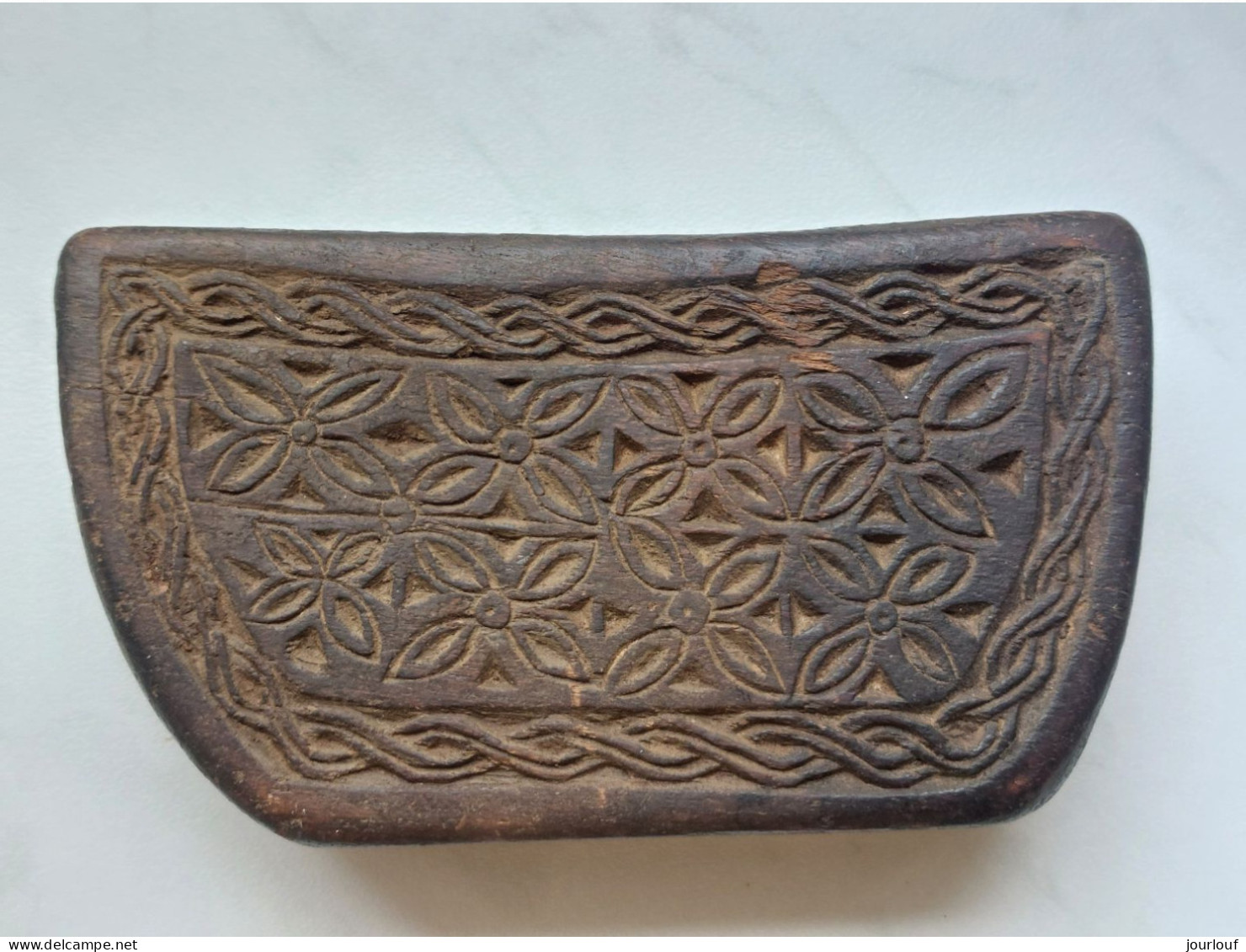 Ancien Porte Couteau Ou Sabre En Bois Ciselé (indonesie,inde ?) - Popular Art