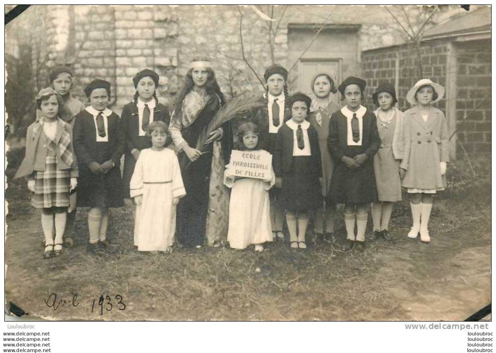 CARTE PHOTO AVRIL 1933 ECOLE PAROISSIALE DES FILLES LIEU NON IDENTIFIE - To Identify