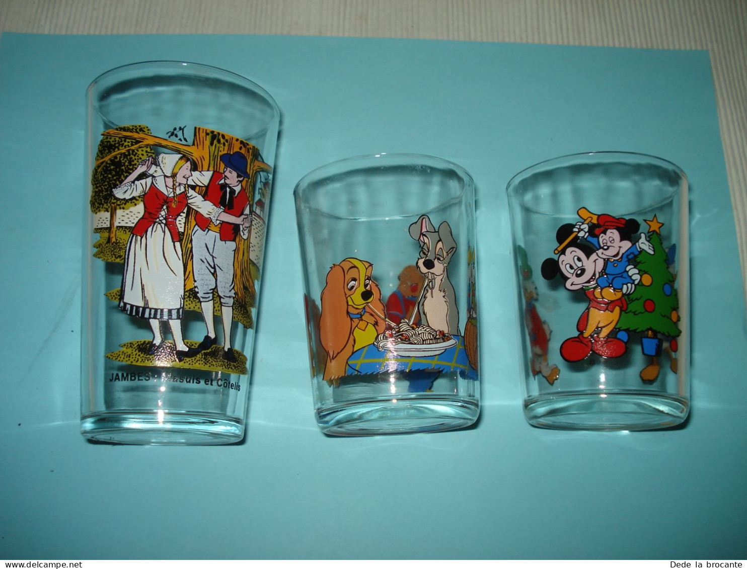 O20 ( 10 ) / Lot De 3 Verres - Disney Et Folklore - Picsou - Dalmatiens - Namur - Advertisement