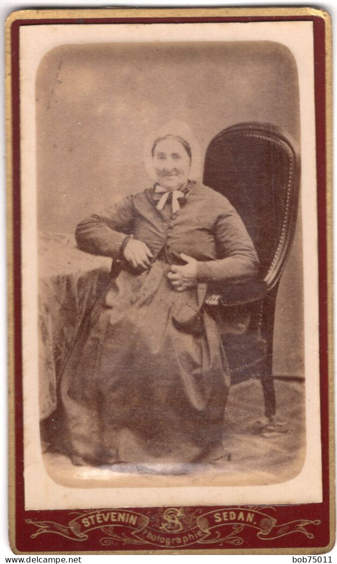 Photo CDV  D'une Femme  élégante Posant Dans Un Studio Photo A Sedan - Old (before 1900)