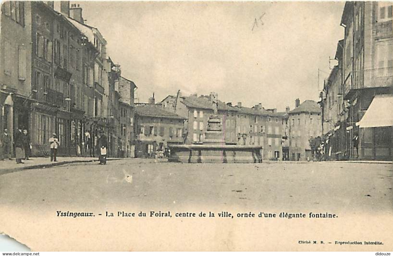 43 - Yssingeaux - La Place Du Foiral, Centre De La Ville, Ornée D'une élégante Fontaine - Précurseur - Animée - Etat éco - Yssingeaux