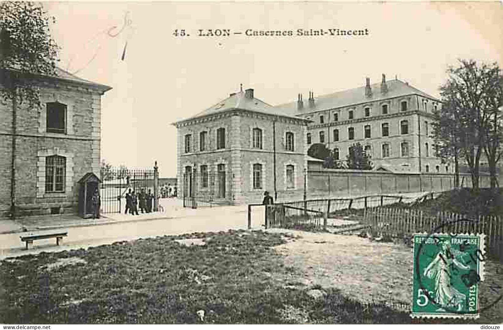 02 - Laon - Casernes Saint Vincent - Animée - CPA - Voir Scans Recto-Verso - Laon