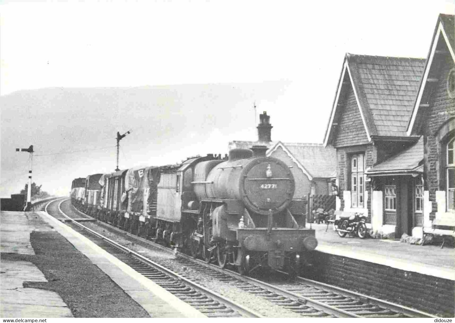 Trains - Gares Avec Trains - Engine No. 42771 With A Southbound Freight Train Passing Ribblehead Station On 27th. July 1 - Bahnhöfe Mit Zügen