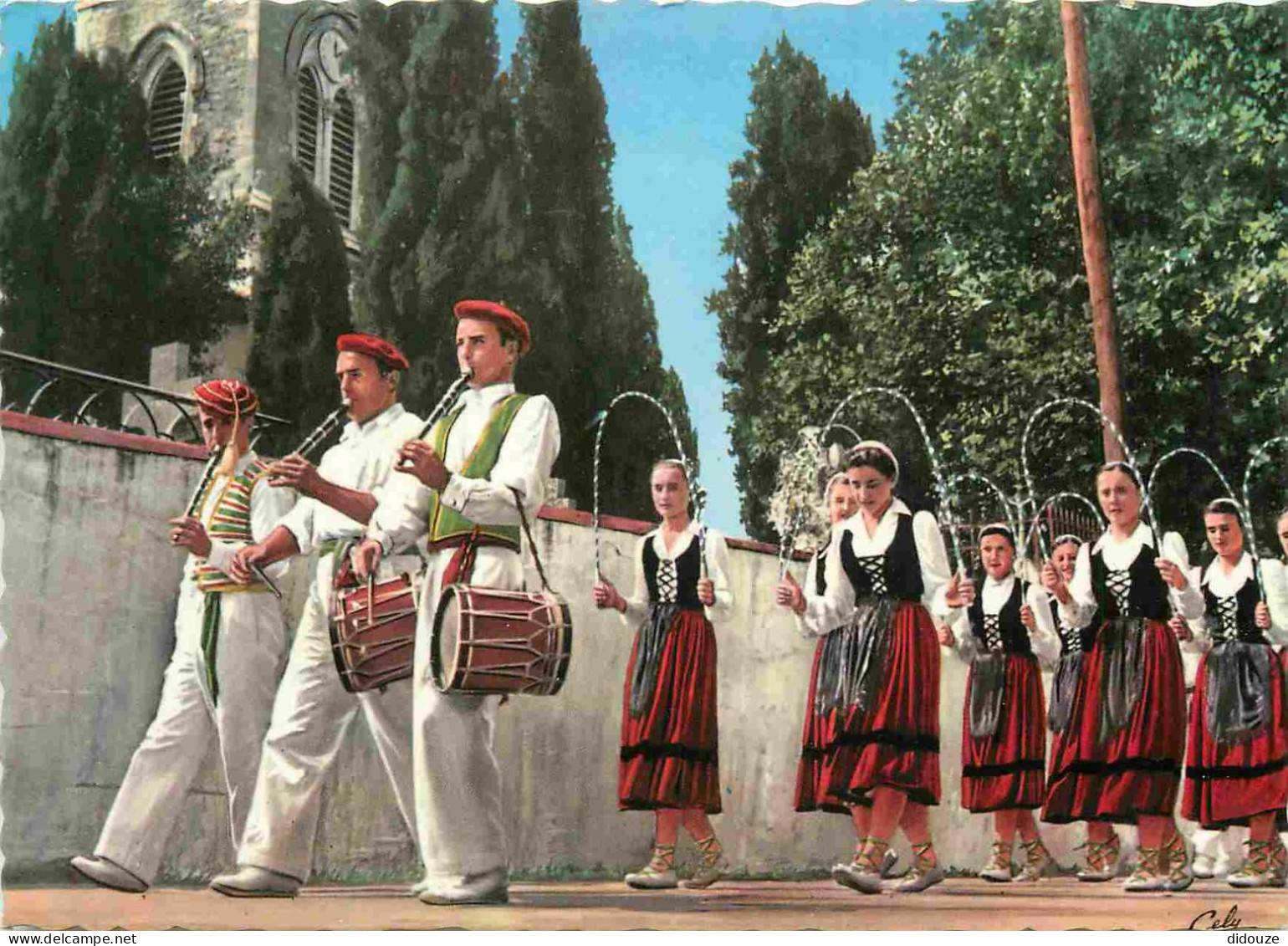 Folklore - Pays Basque - Défilé Des Danseuses - Danse - Carte Dentelée - CPSM Grand Format - Voir Scans Recto-Verso - Costumes