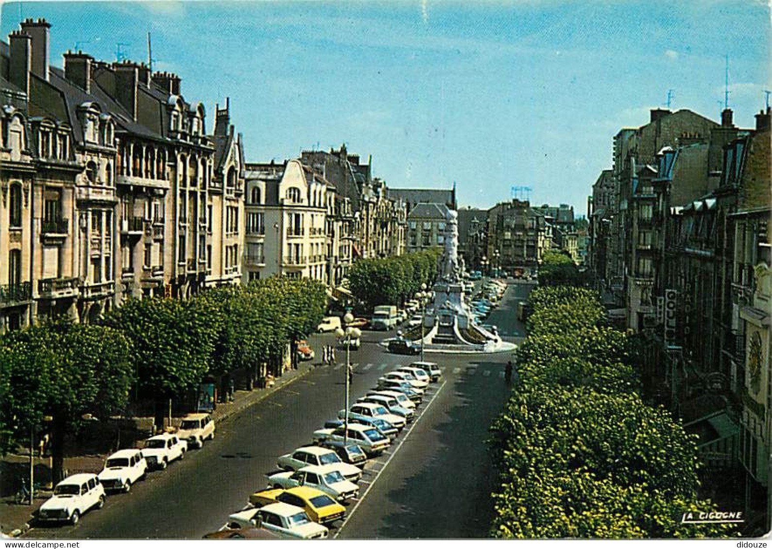 Automobiles - Reims - La Place D'Erlon - La Fontaine Subé - CPM - Voir Scans Recto-Verso - PKW