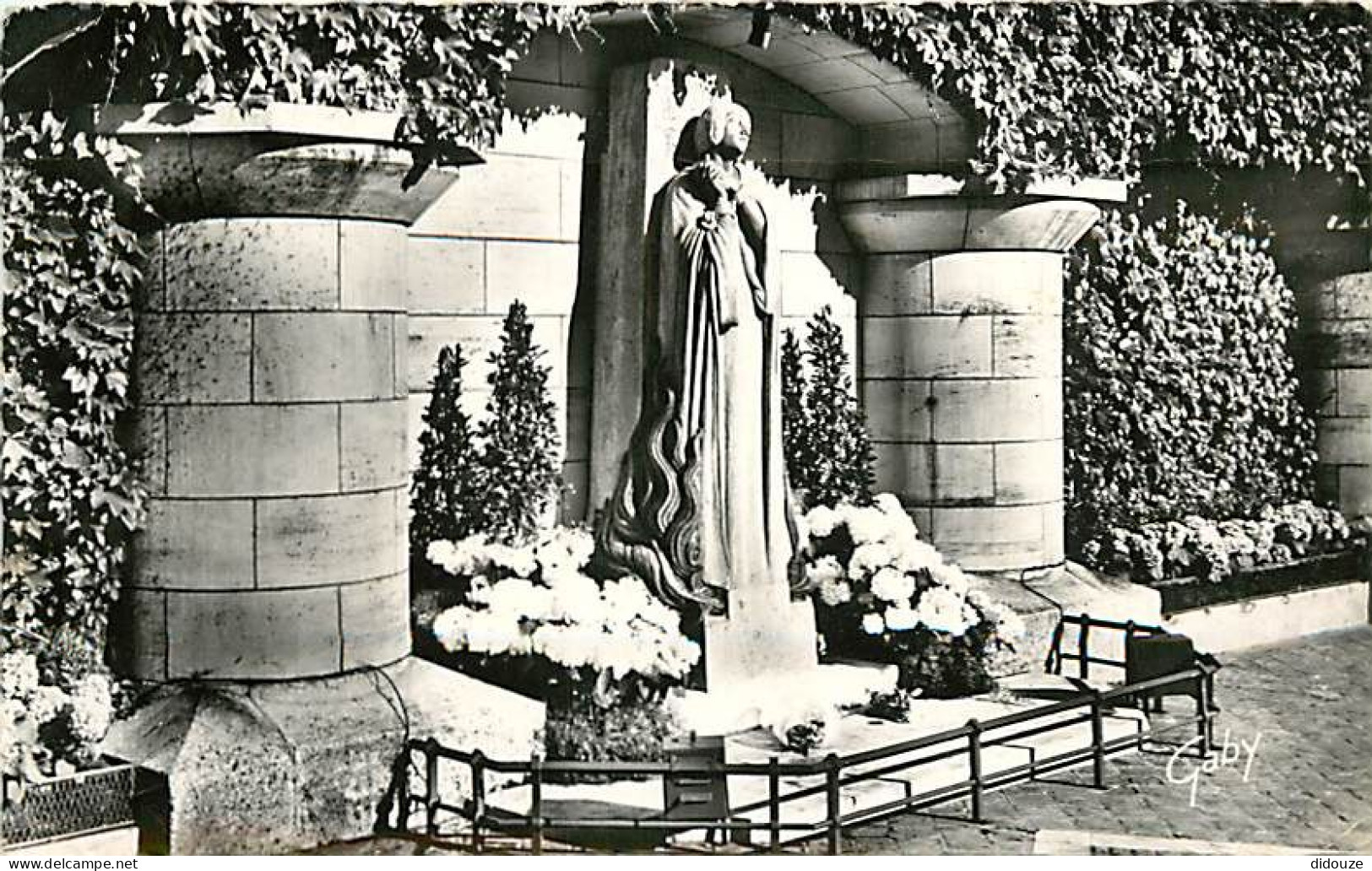 76 - Rouen - Place Du Vieux Marché - La Statue Sainte Jeanne D'Arc - CPM - Voir Scans Recto-Verso - Rouen