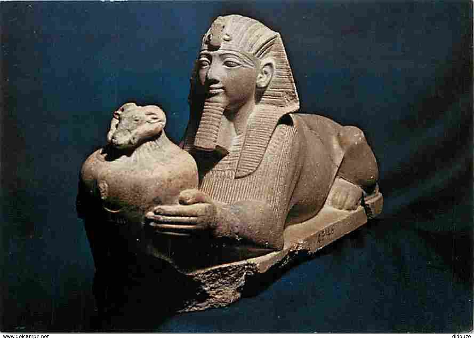 Art - Antiquité - Egypte - Sphinx à L'image De Ramsès Tenant Devant Lui Un Vase Surmonté De La Tête Du Bélier D'Amon - C - Antike