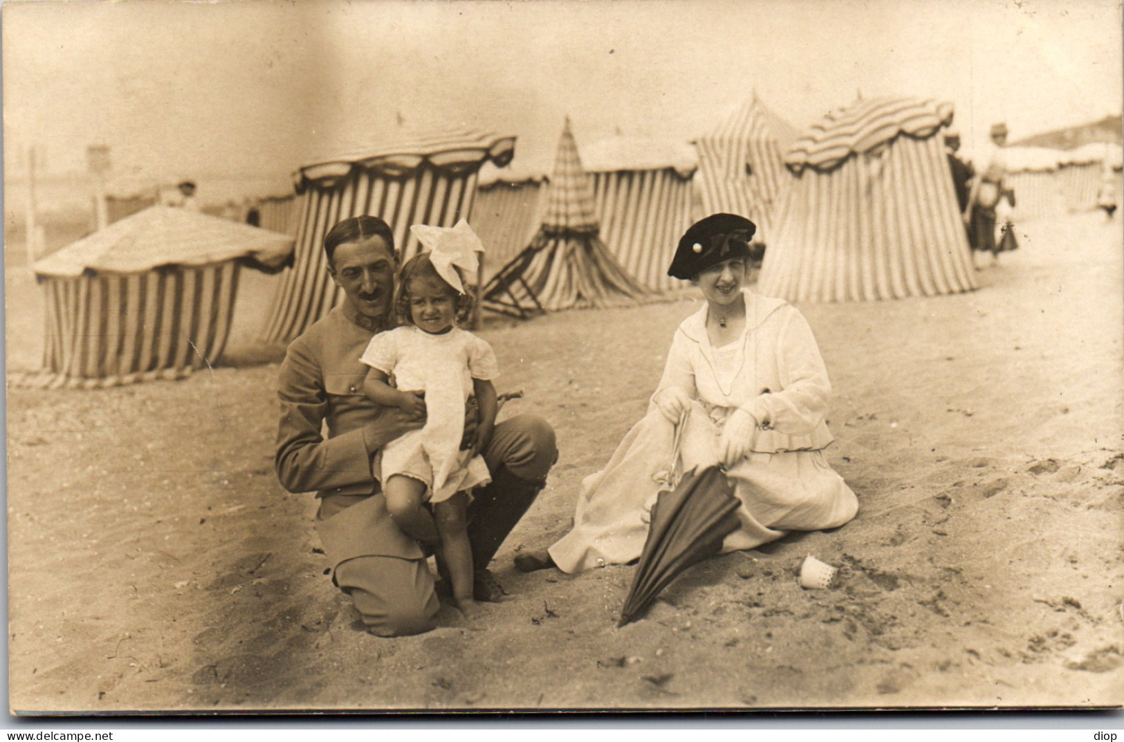 CP Carte Photo D&#039;&eacute;poque Photographie Vintage Plage Mode Groupe Famille  - Couples