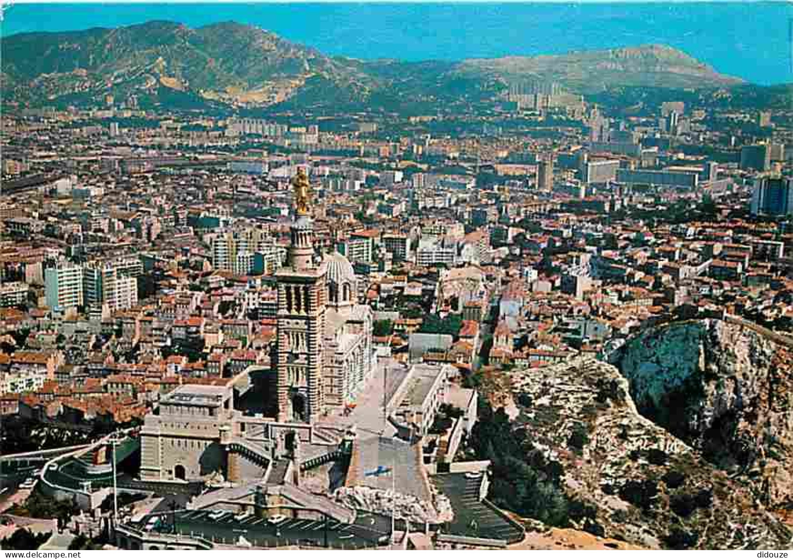13 - Marseille - Notre Dame De La Garde - La Ville - Vue Aérienne - CPM - Voir Scans Recto-Verso - Notre-Dame De La Garde, Lift En De Heilige Maagd