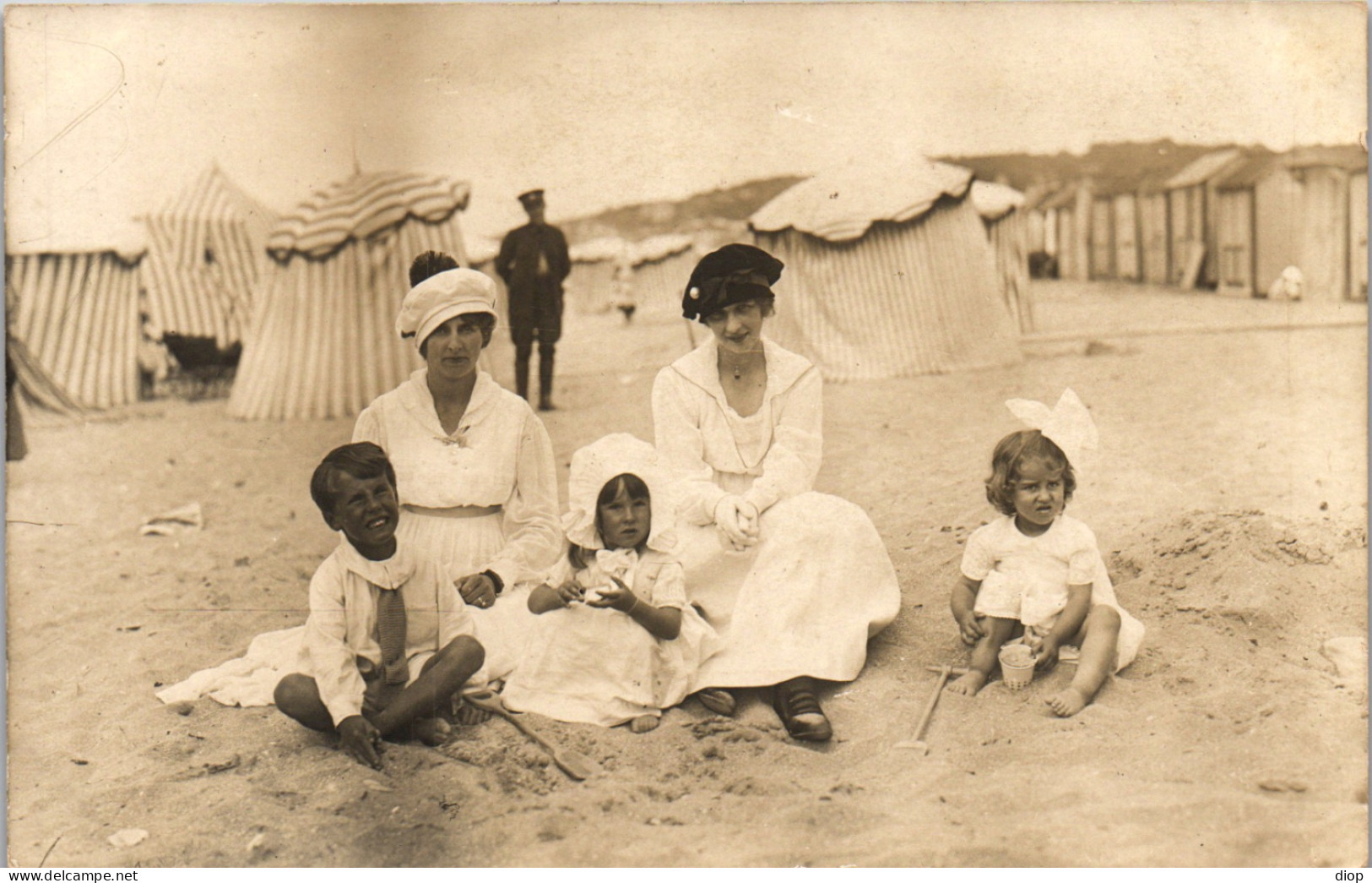 CP Carte Photo D&#039;&eacute;poque Photographie Vintage Plage Mode Groupe Famille Sable - Coppie