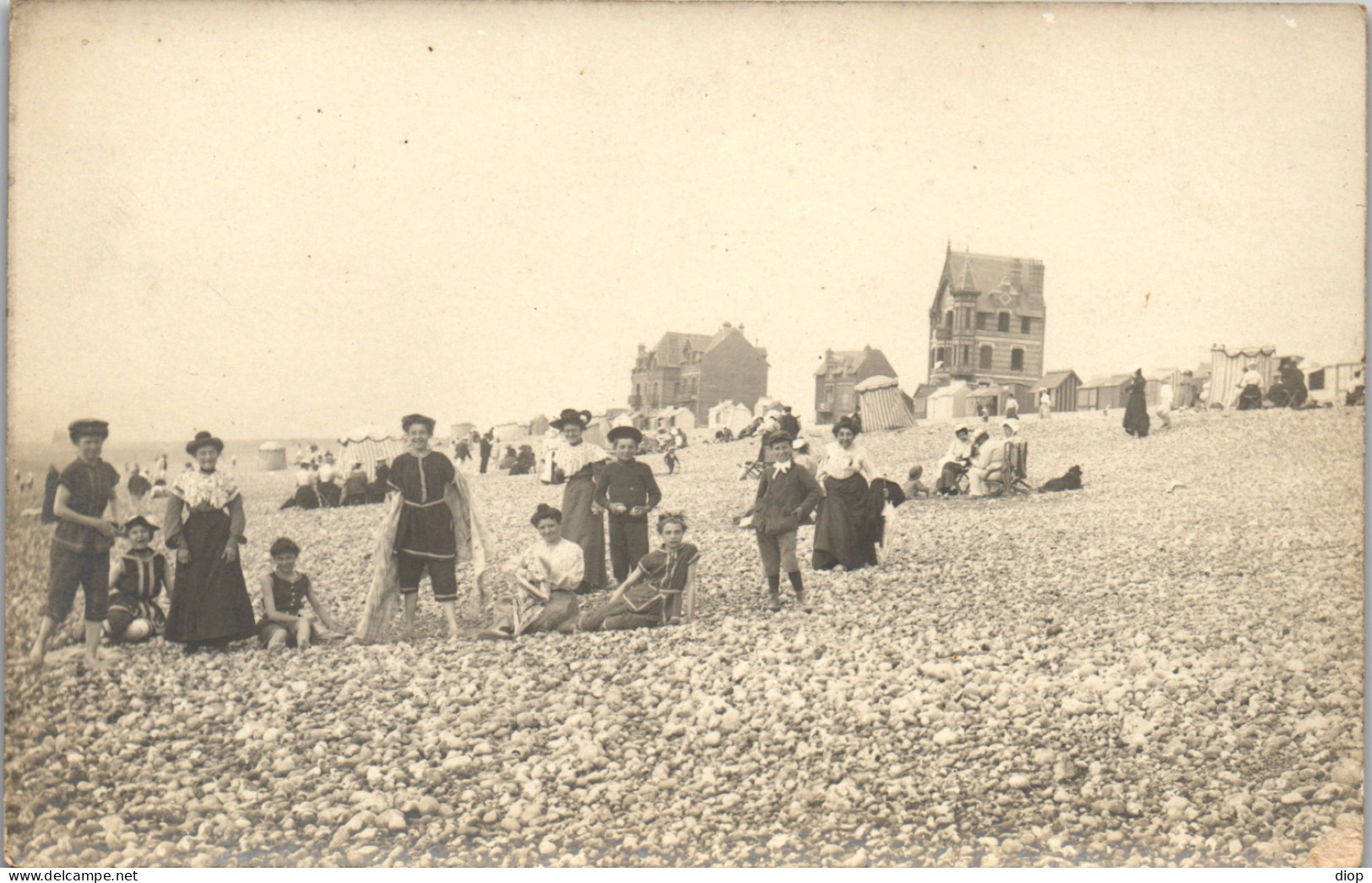 CP Carte Photo D&#039;&eacute;poque Photographie Vintage Plage Mode Groupe &agrave; Situer - Couples