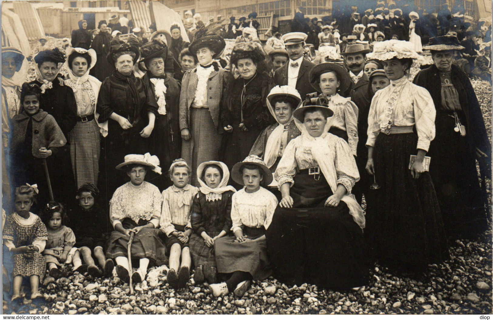 CP Carte Photo D&#039;&eacute;poque Photographie Vintage Plage Mode Groupe Galets &agrave; Situer - Coppie