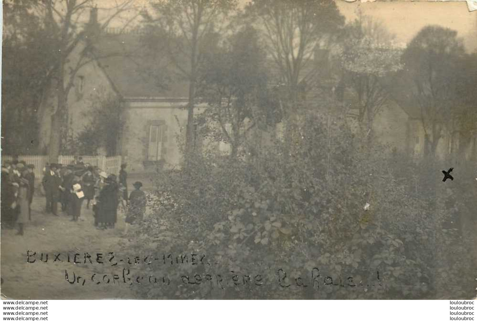 03 BUXIERES LES MINES  CARTE PHOTO 1921  RASSEMBLEMENT AVEC UNE PERSONNE CACHEE DERRIERE LA HAIE A DROITE - Other & Unclassified