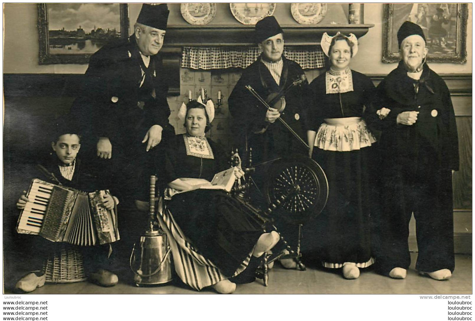 CARTE PHOTO VOLENDAM 29 AVRIL 1950  ENFANT AVEC ACCORDEON - Volendam