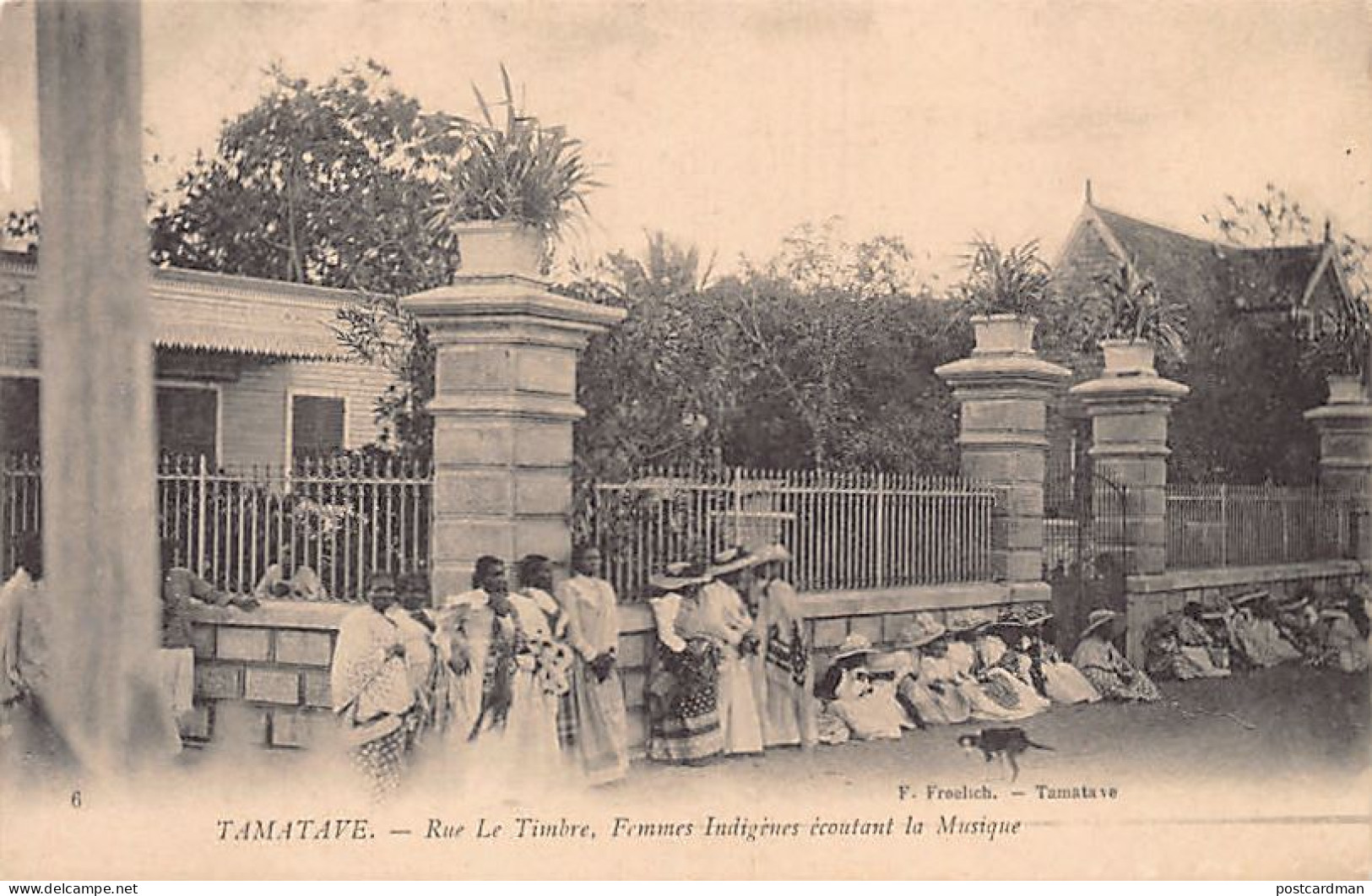 Madagascar - TAMATAVE - Rue Le Timbre, Femmes Indigènes écoutant La Musique - Ed. F. Froelich 6 - Madagascar