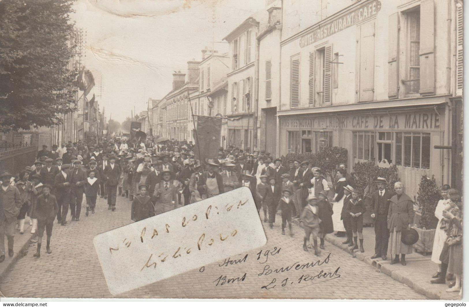 RIS ORANGIS  - Souvenir De La Fête Du 8 Août 1921 De La Foule  Qui Passe Devant Le Café De La Mairie ( Carte Photo ) - Ris Orangis