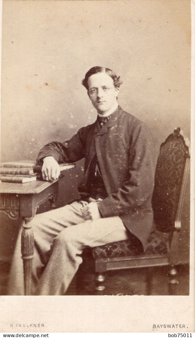 Photo CDV D'un Homme élégant Posant Dans Un Studio Photo A Bayswater ( Angleterre ) - Alte (vor 1900)