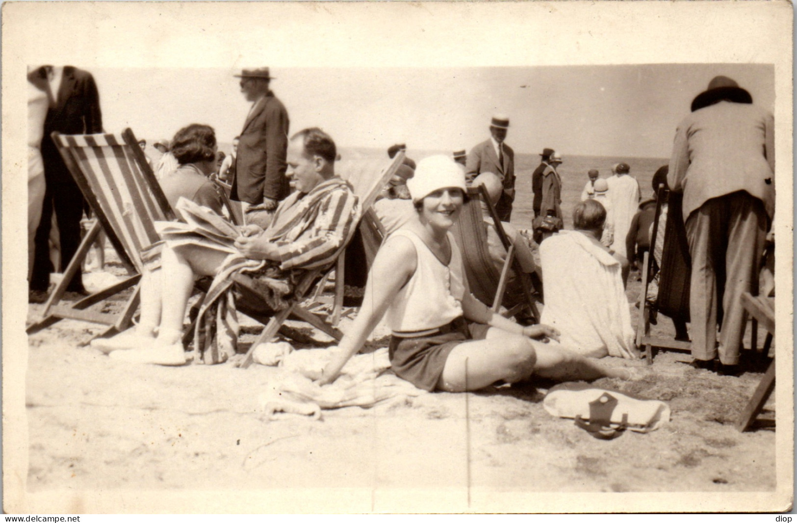 CP Carte Photo D&#039;&eacute;poque Photographie Vintage Plage Groupe Mode Transat Peignoir - Anonymous Persons