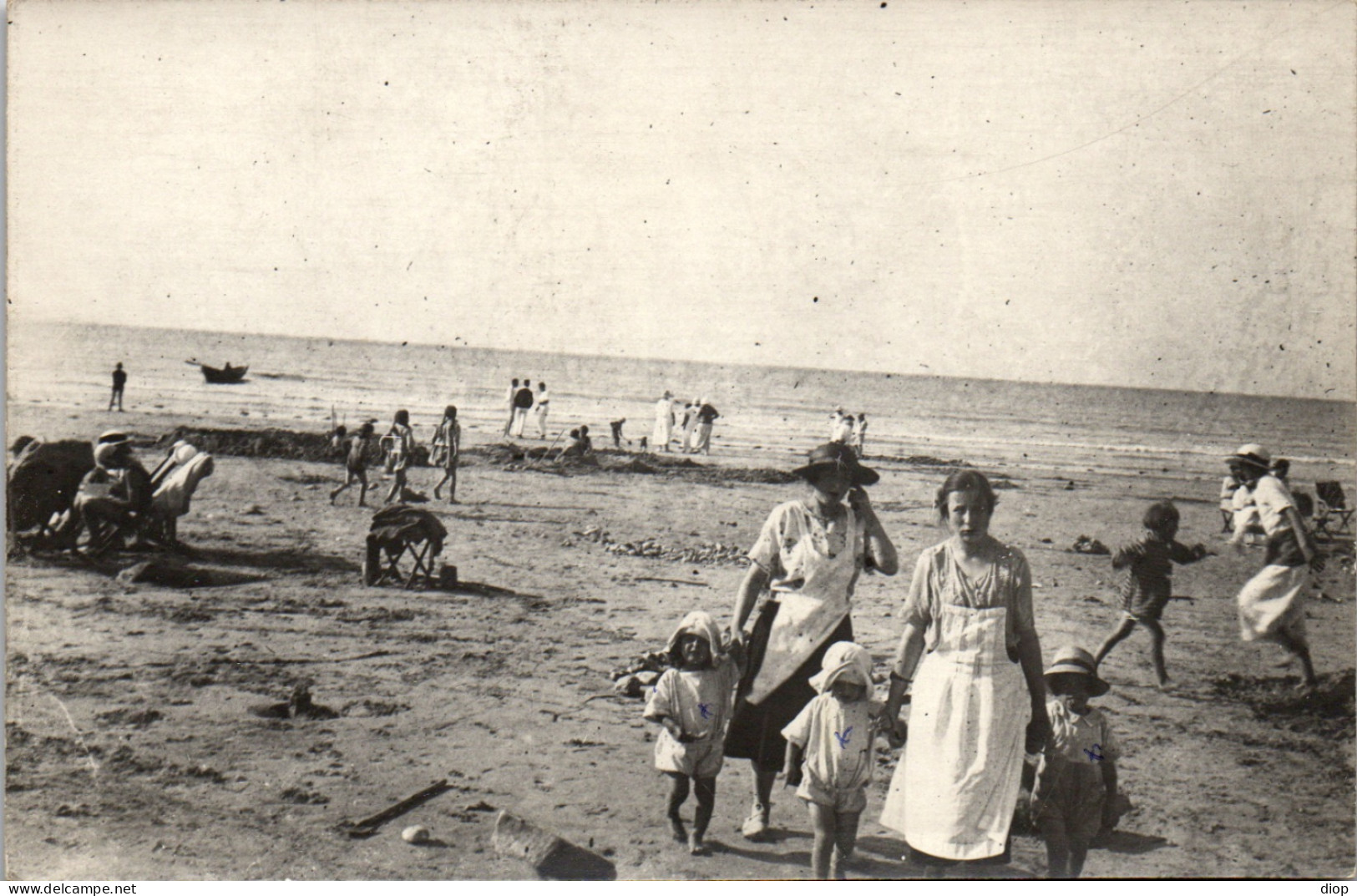 CP Carte Photo D&#039;&eacute;poque Photographie Vintage Plage Groupe Mode St Aubin Sur Mer  - Anonymous Persons