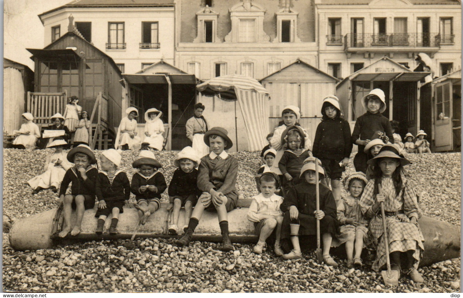 CP Carte Photo D&#039;&eacute;poque Photographie Vintage Plage Groupe Mode &agrave; Situer  - Anonymous Persons