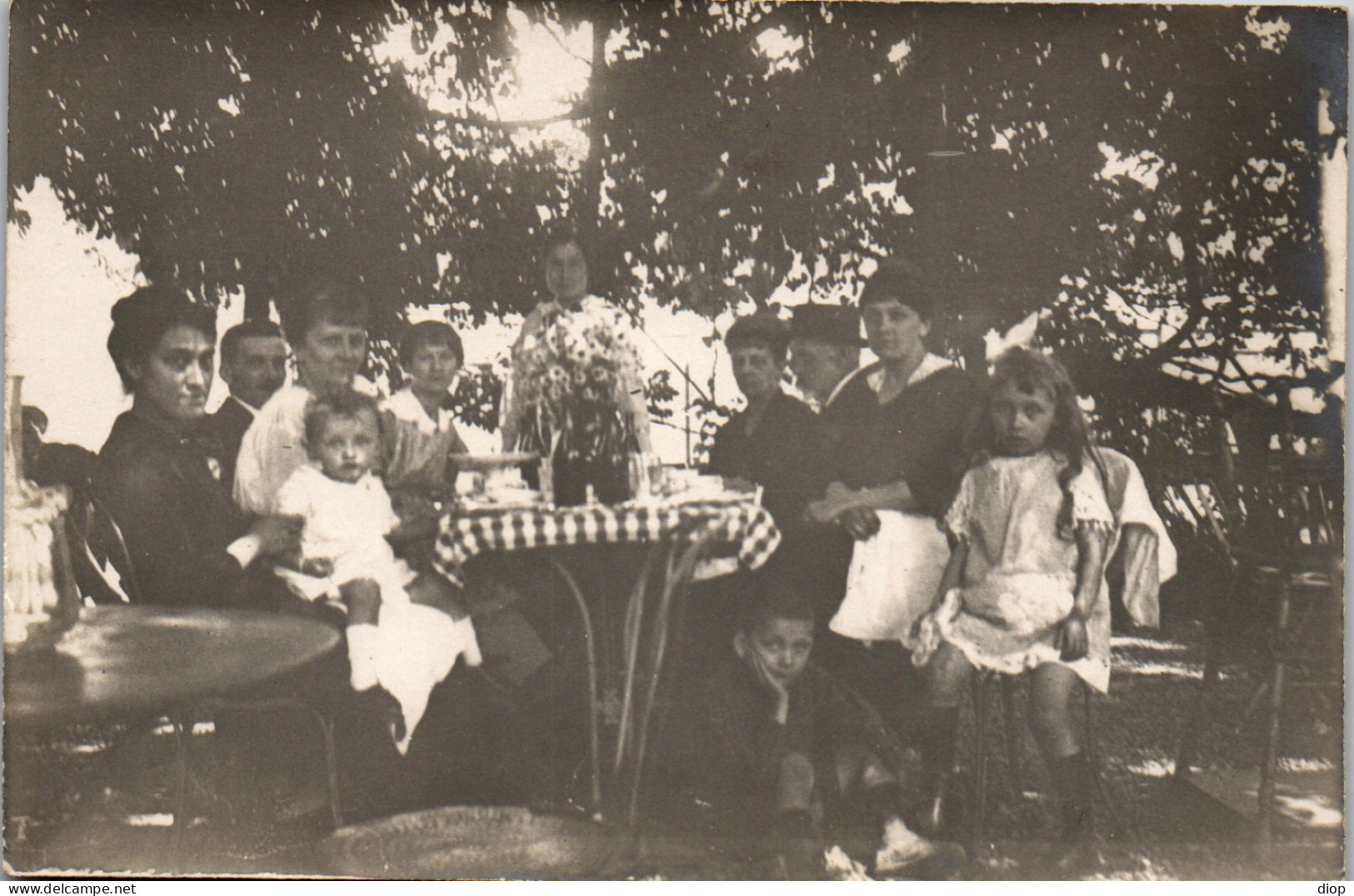 CP Carte Photo D&#039;&eacute;poque Photographie Vintage Groupe Famille Jardin Mode Table  - Anonymous Persons