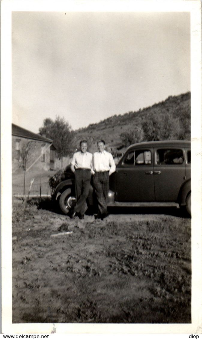 Photographie Photo Vintage Snapshot Amateur Automobile Voiture Auto  - Cars