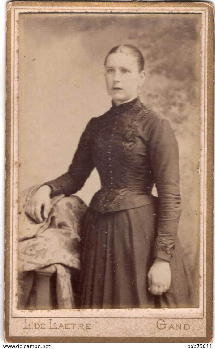 Photo CDV D'une Jeune Femme élégante Posant Dans Un Studio Photo A Gand ( Belgique ) - Old (before 1900)