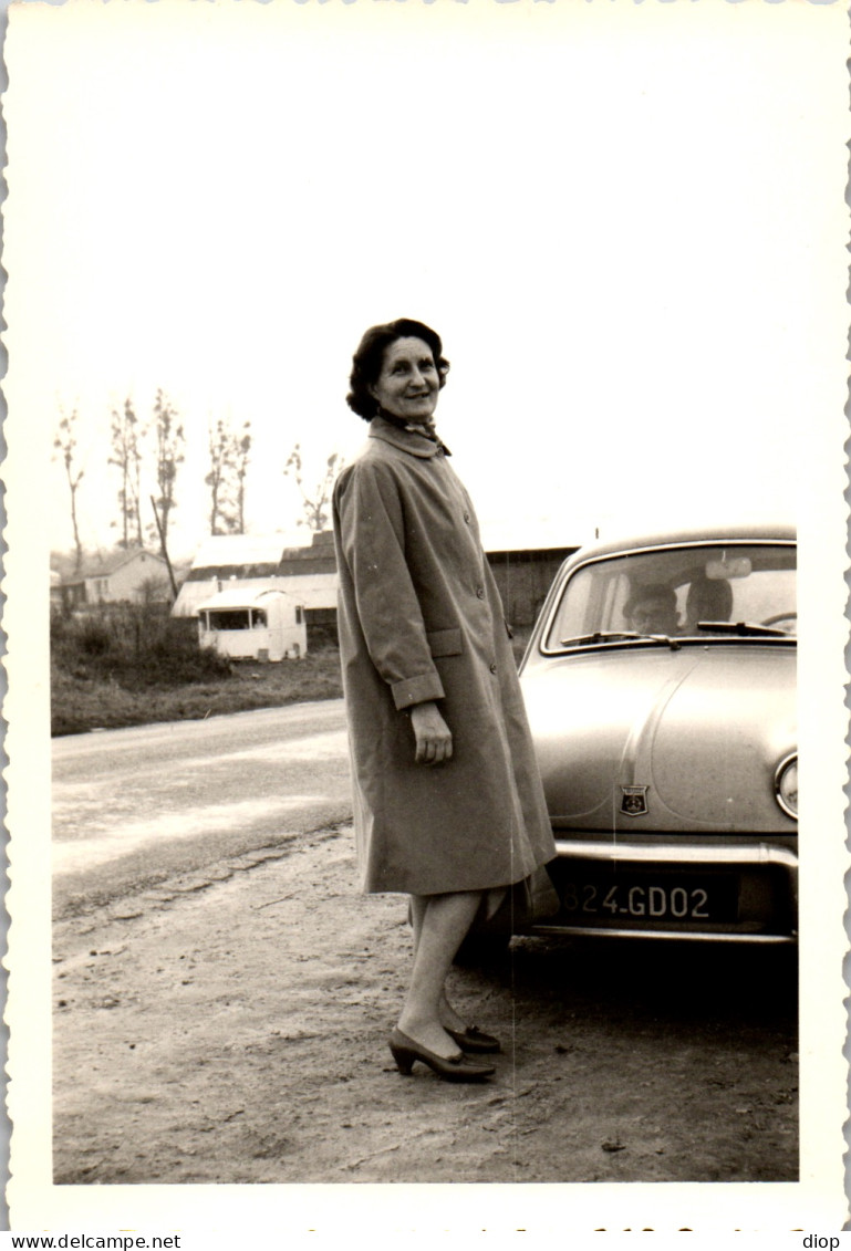 Photographie Photo Vintage Snapshot Amateur Automobile Voiture Renault Femme - Cars