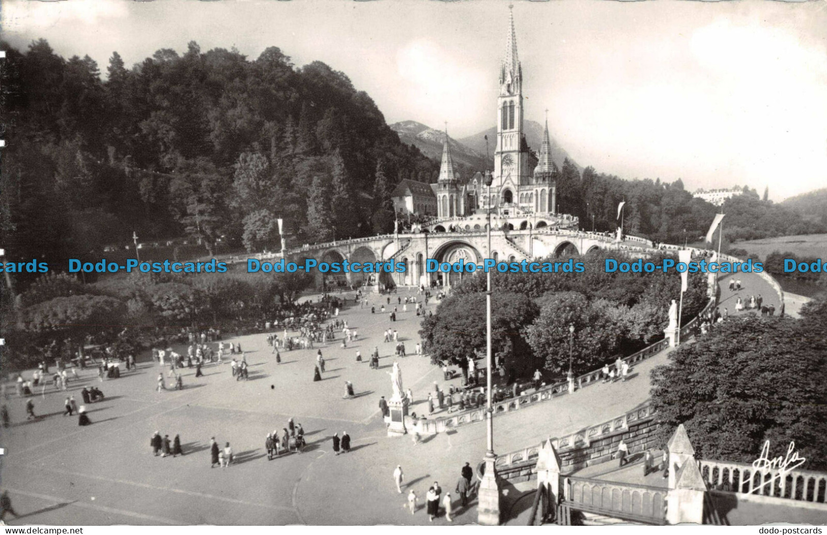 R098356 Lourdes. The Basilica And The Esplanade. G. Deguisne. RP - Monde