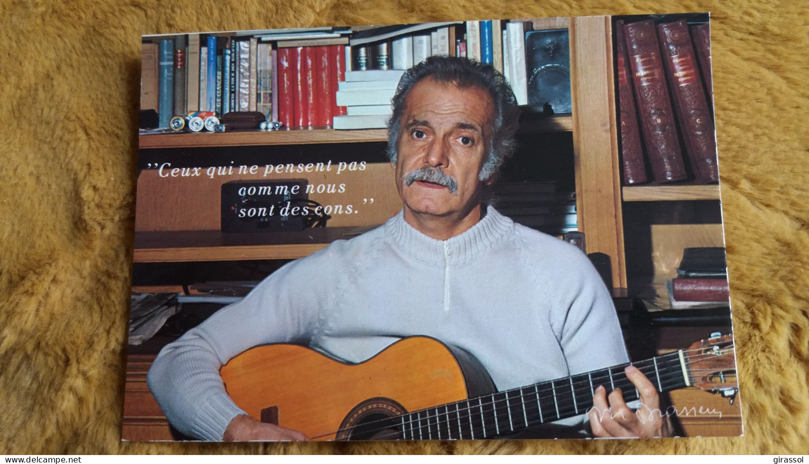 CPM CELEBRITE CHANTEUR  POETE G BRASSENS GUITARE CEUX QUI NE PENSENT PAS COMME NOUS SONT DES CONS  TYPES  ED CAP THEOJAC - Sänger Und Musikanten