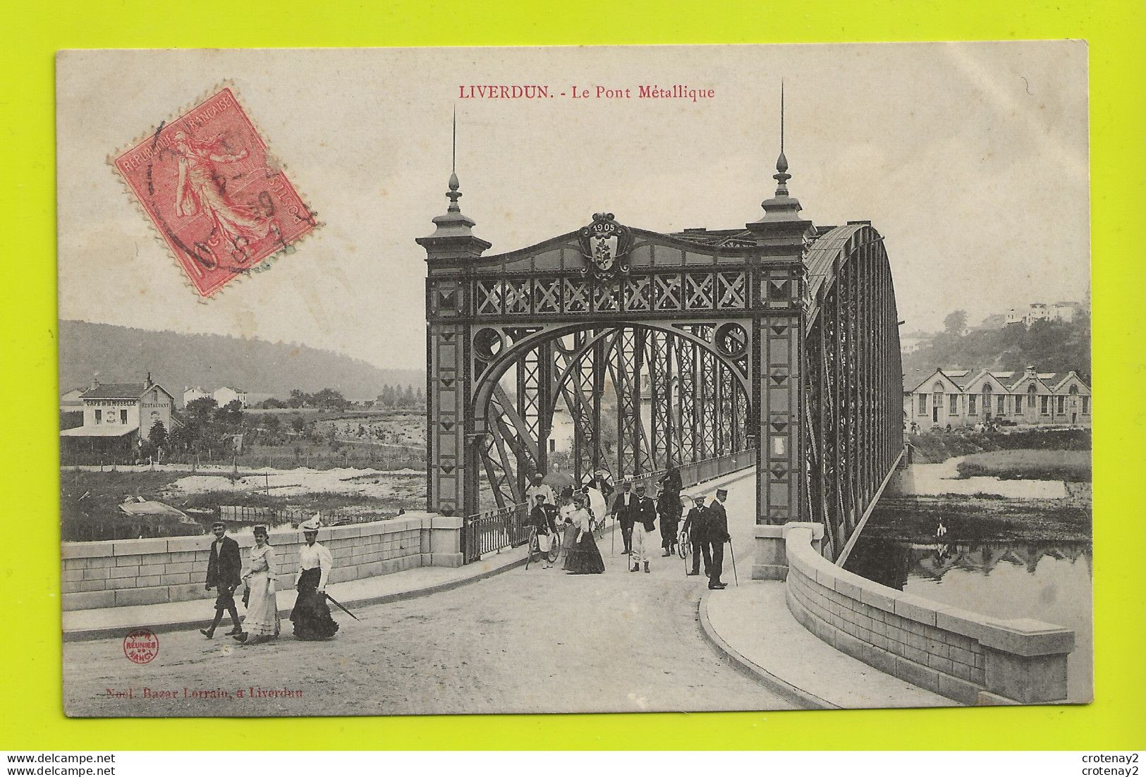 54 LIVERDUN Le Pont Métallique De 1905 Café Restaurant De La Moselle Femmes Belles Robes Ombrelle Hommes Cannes Vélos - Liverdun