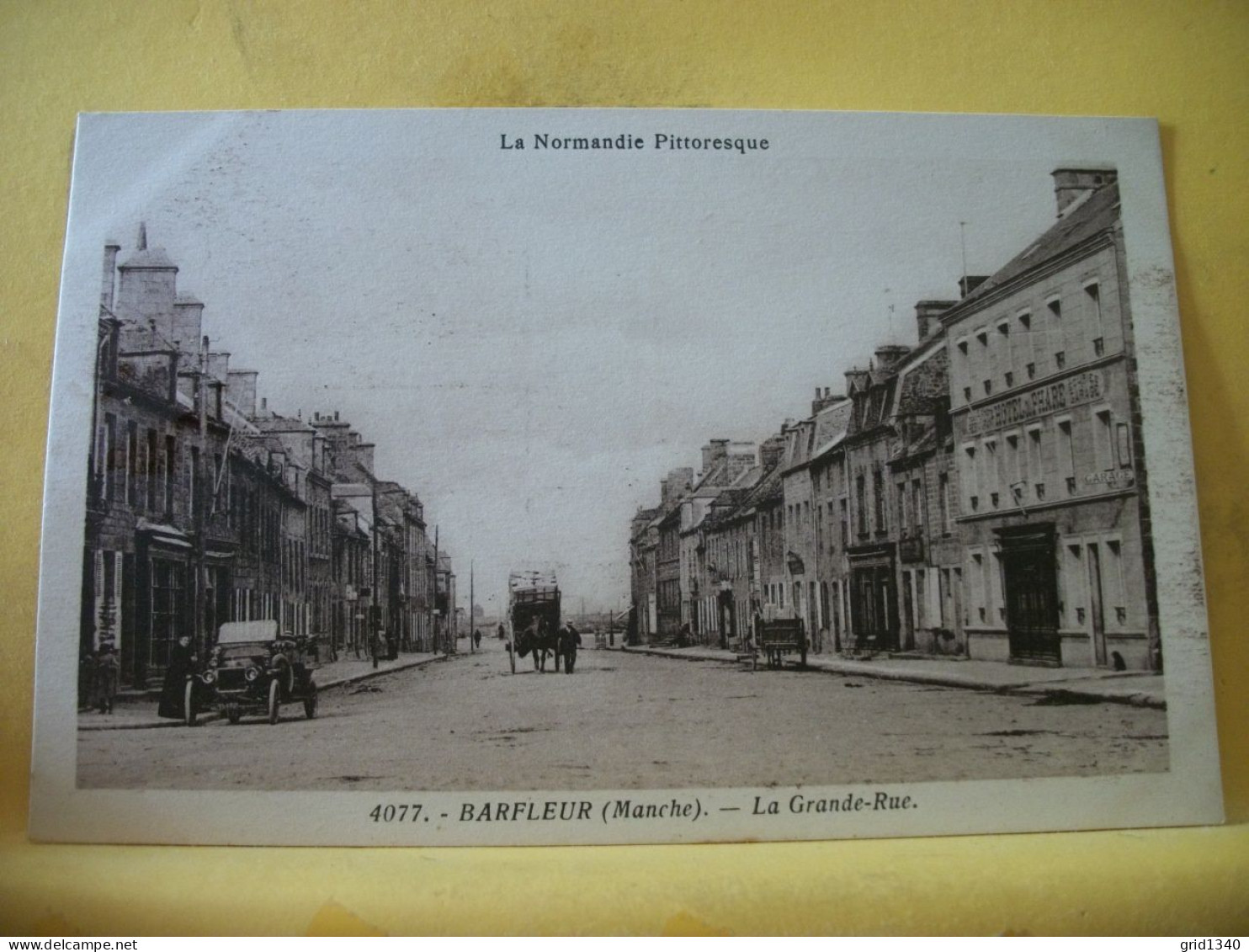 B18 CPA - 50 BARFLEUR - LA GRANDE RUE - ANIMATION. AUTOS. ATTELAGES. - Barfleur