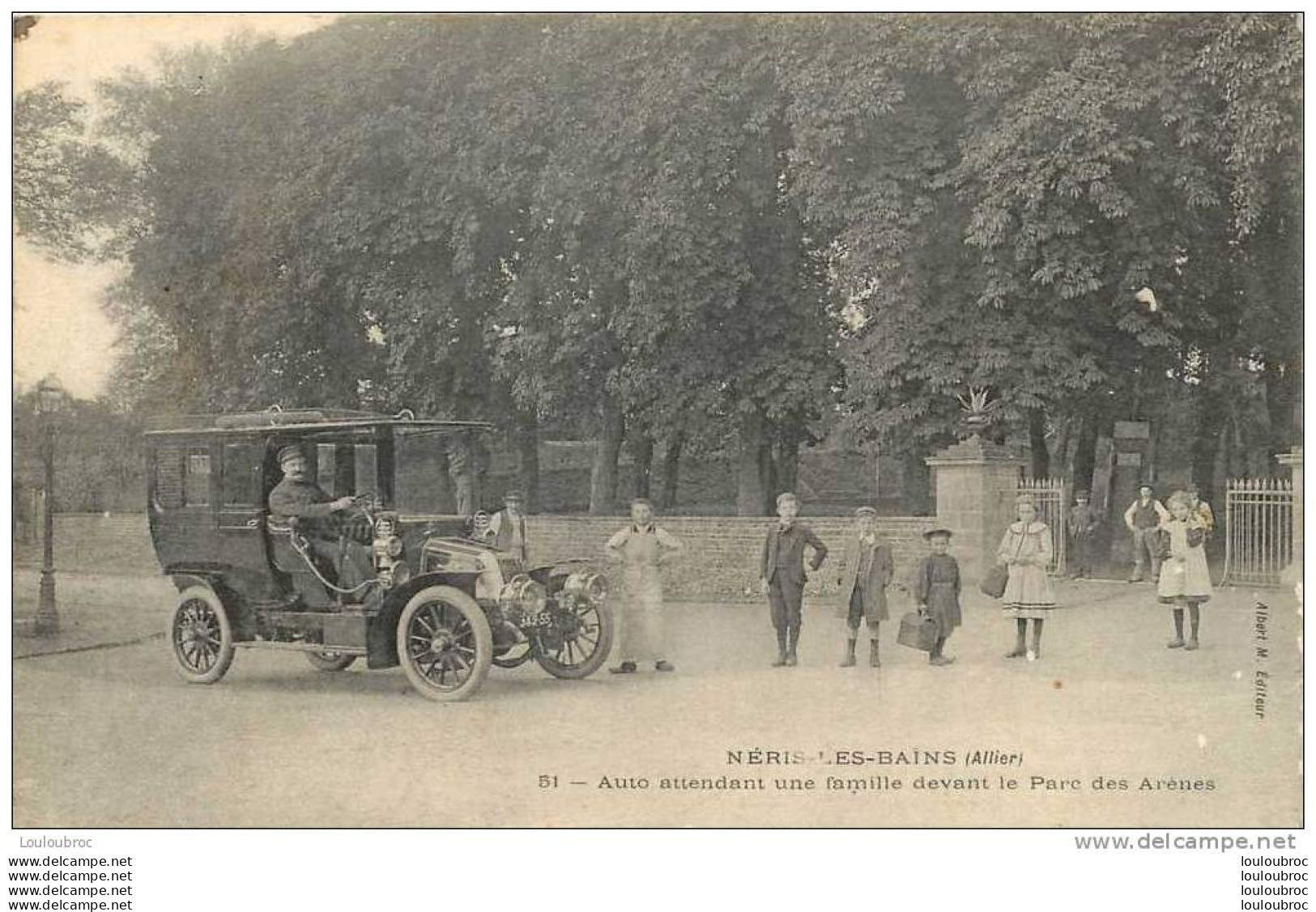 03 NERIS LES BAINS AUTO ATTENDANT UNE FAMILLE DEVANT LE PARC DES ARENES - Neris Les Bains